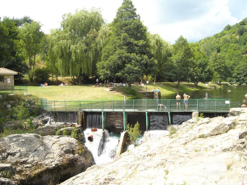 Gite Le Rocher Du Chateau De Retourtour Lamastre Exteriör bild